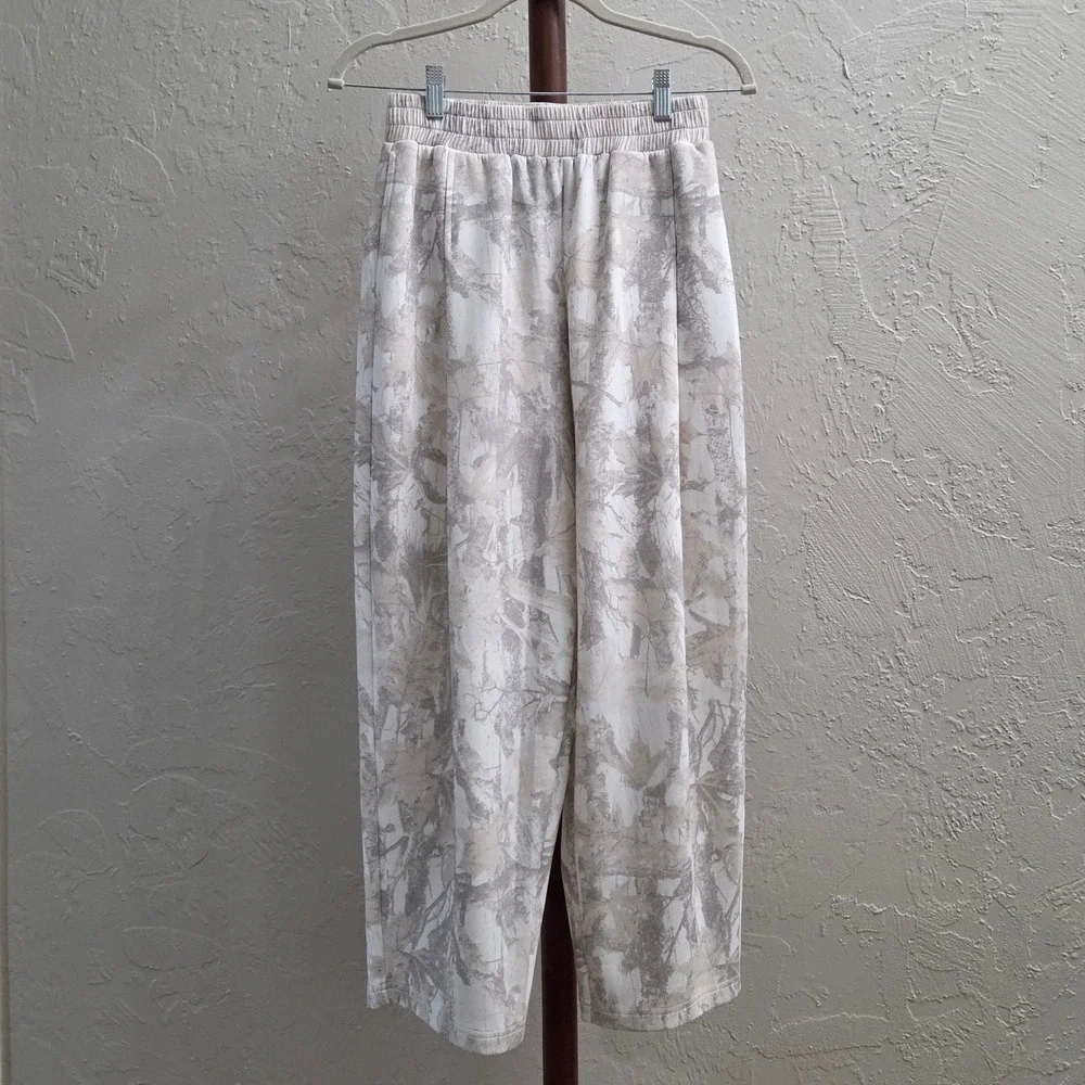 P166. Leaf Camo Print Wide-Leg Sweatpants